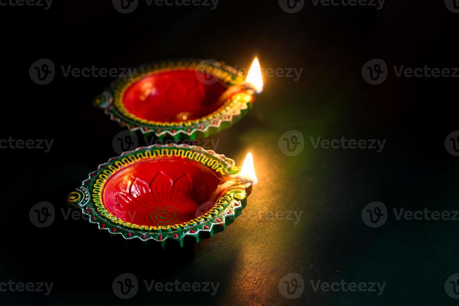 gelukkige diwali - klei-diya-lampen verlicht tijdens diwali-viering. wenskaart ontwerp van indiase hindoe licht festival genaamd diwali foto