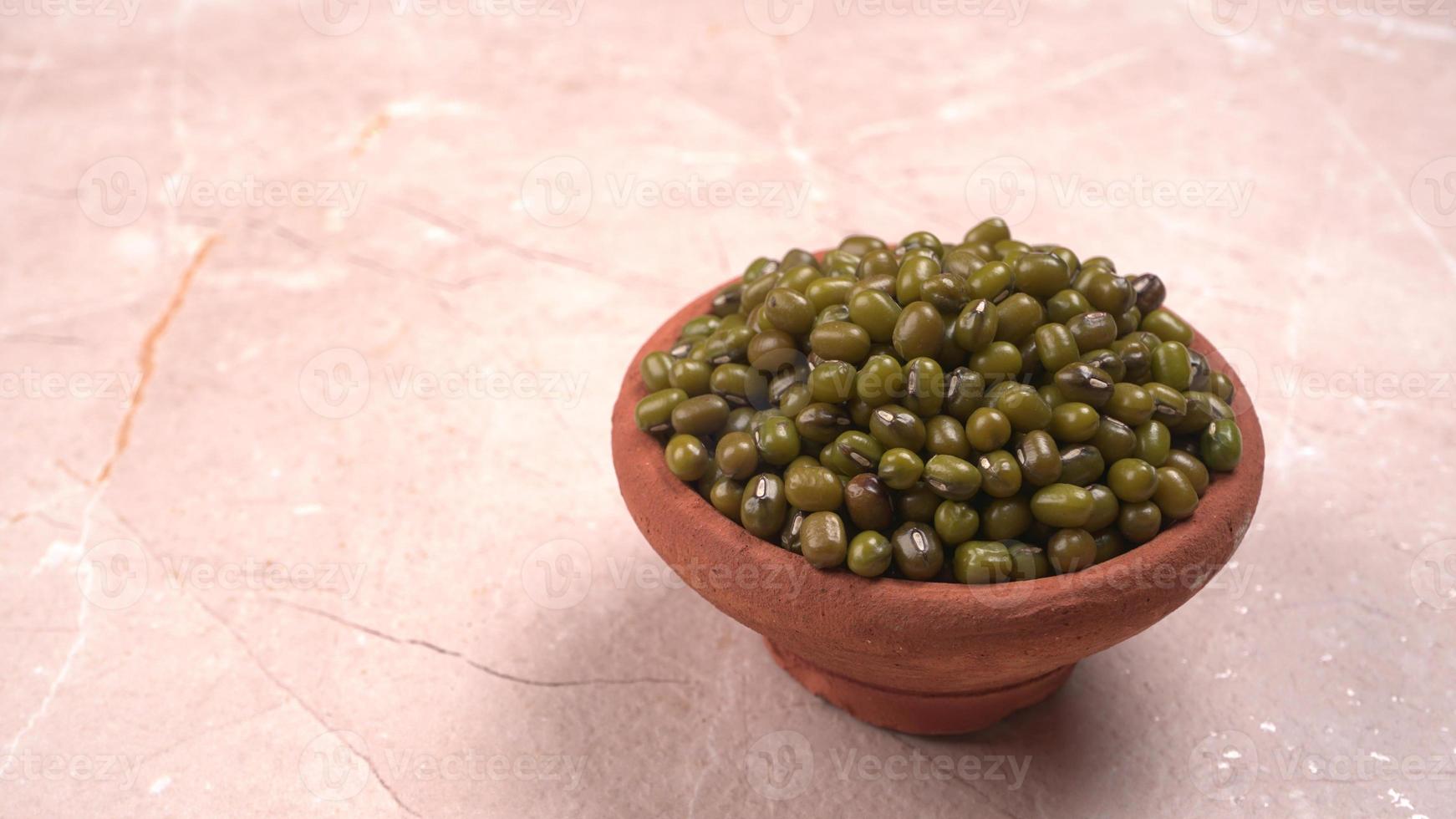 groene mung bonen ook bekend als mung dal, vigna radiata, groene bonen of moong dal geïsoleerd op een witte achtergrond foto