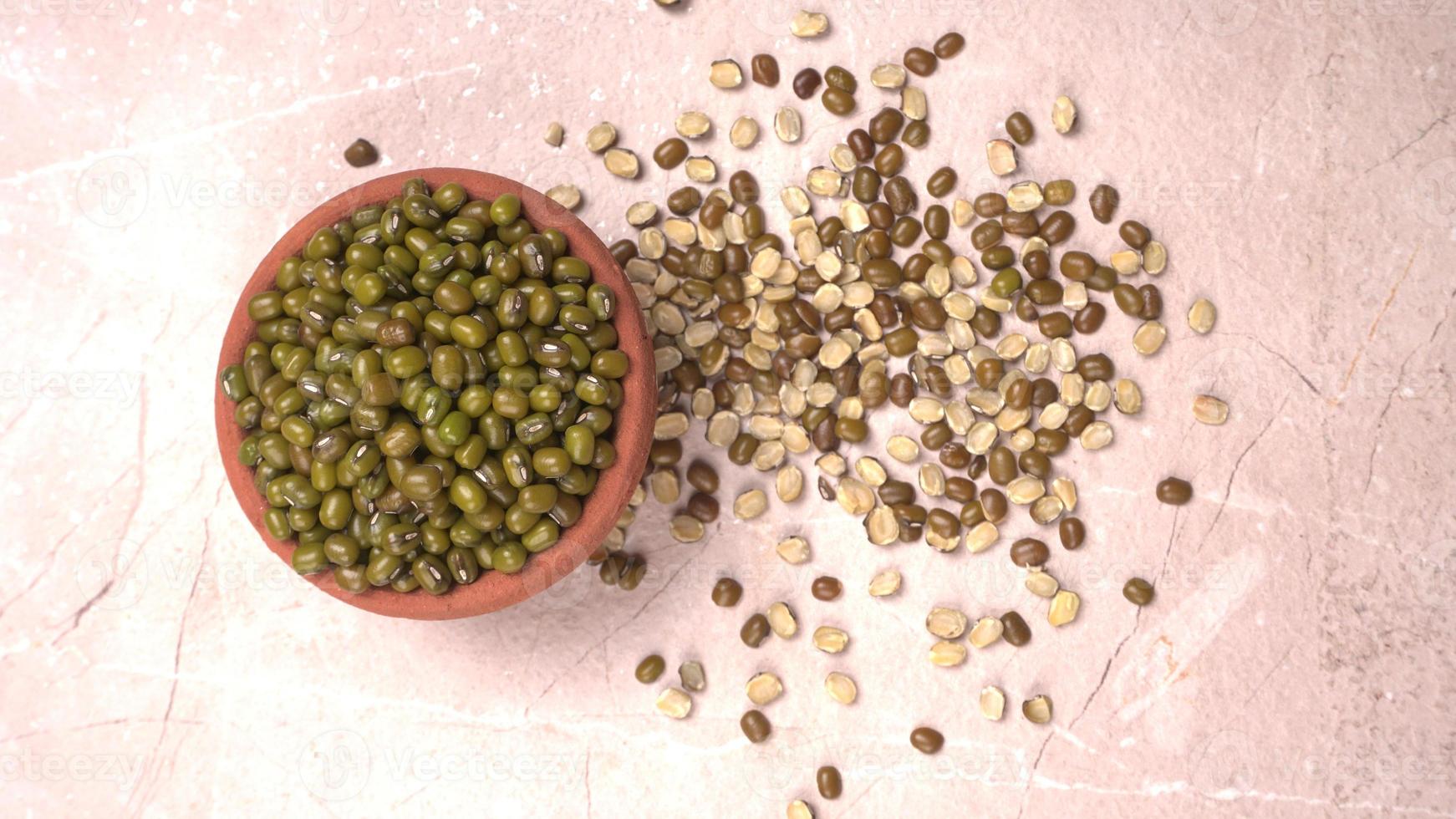 groene mung bonen ook bekend als mung dal, vigna radiata, groene bonen of moong dal geïsoleerd op een witte achtergrond foto