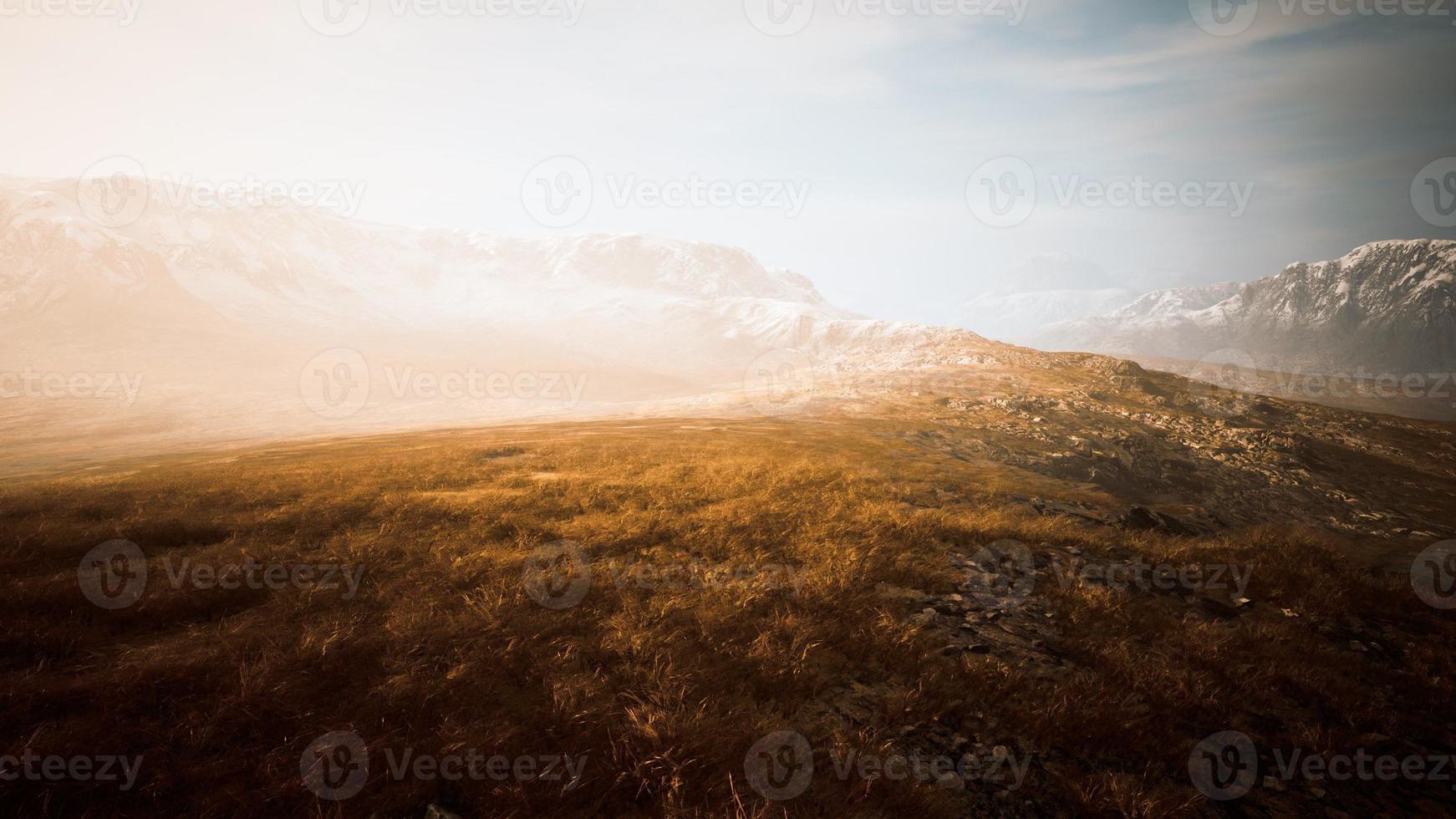 Nepalese bergen in de mist in de zomer foto