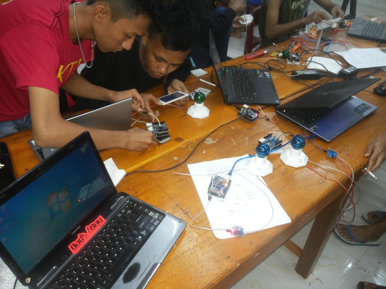 indonesië, februari 2015-beroepsstudenten werken met elektronica foto