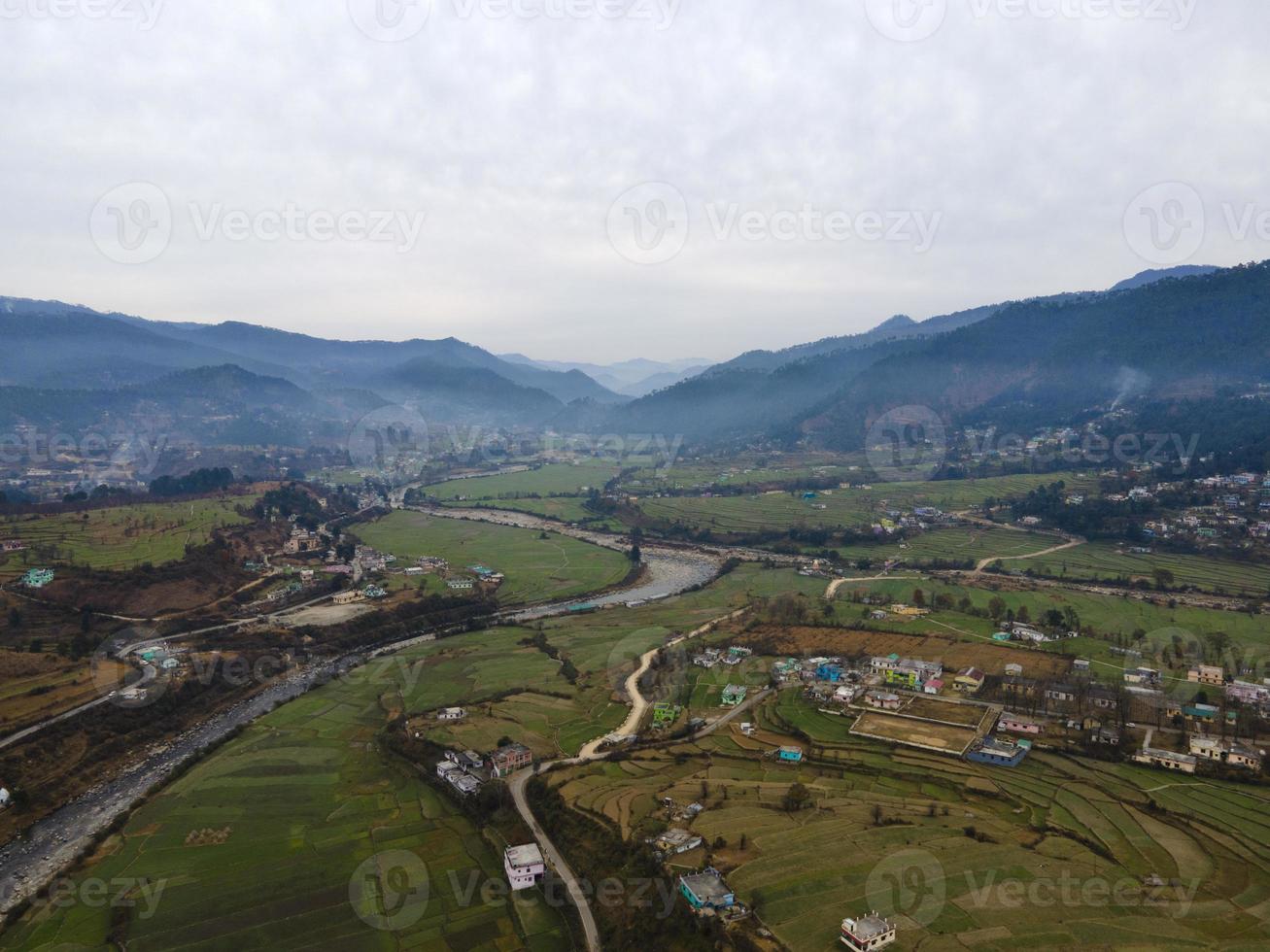 luchtfoto van de stad baijnath. drone-opname van het district Bageshwar. een stad gelegen tussen de bergen foto