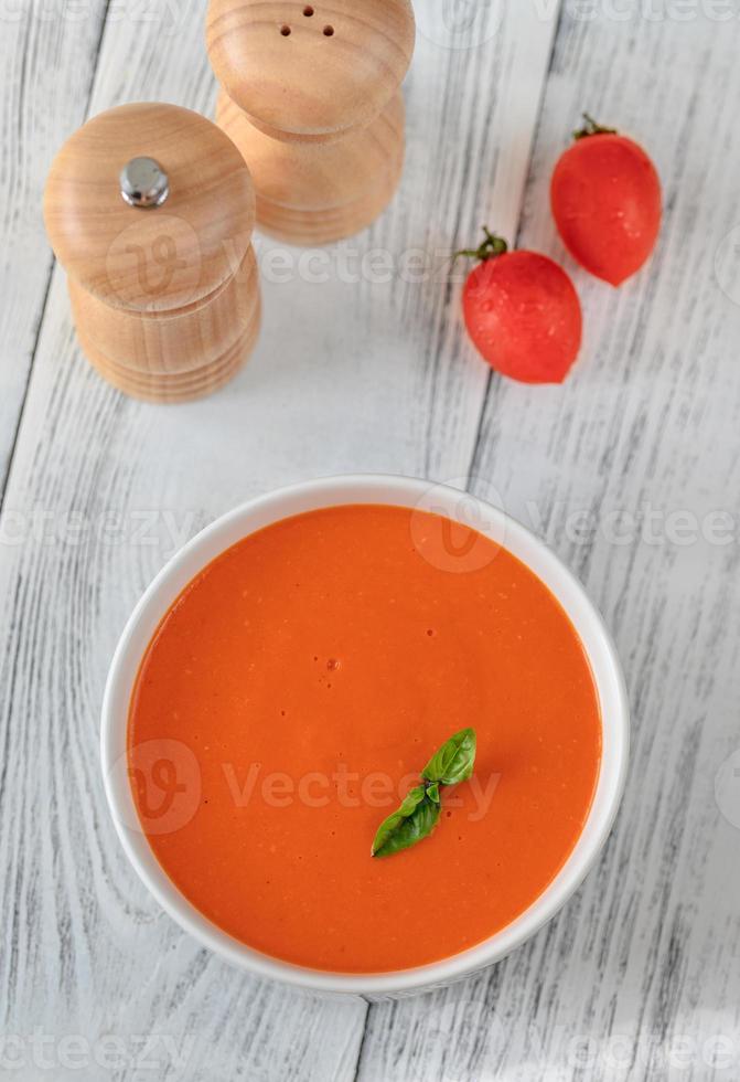 tomatensoep plat leggen foto