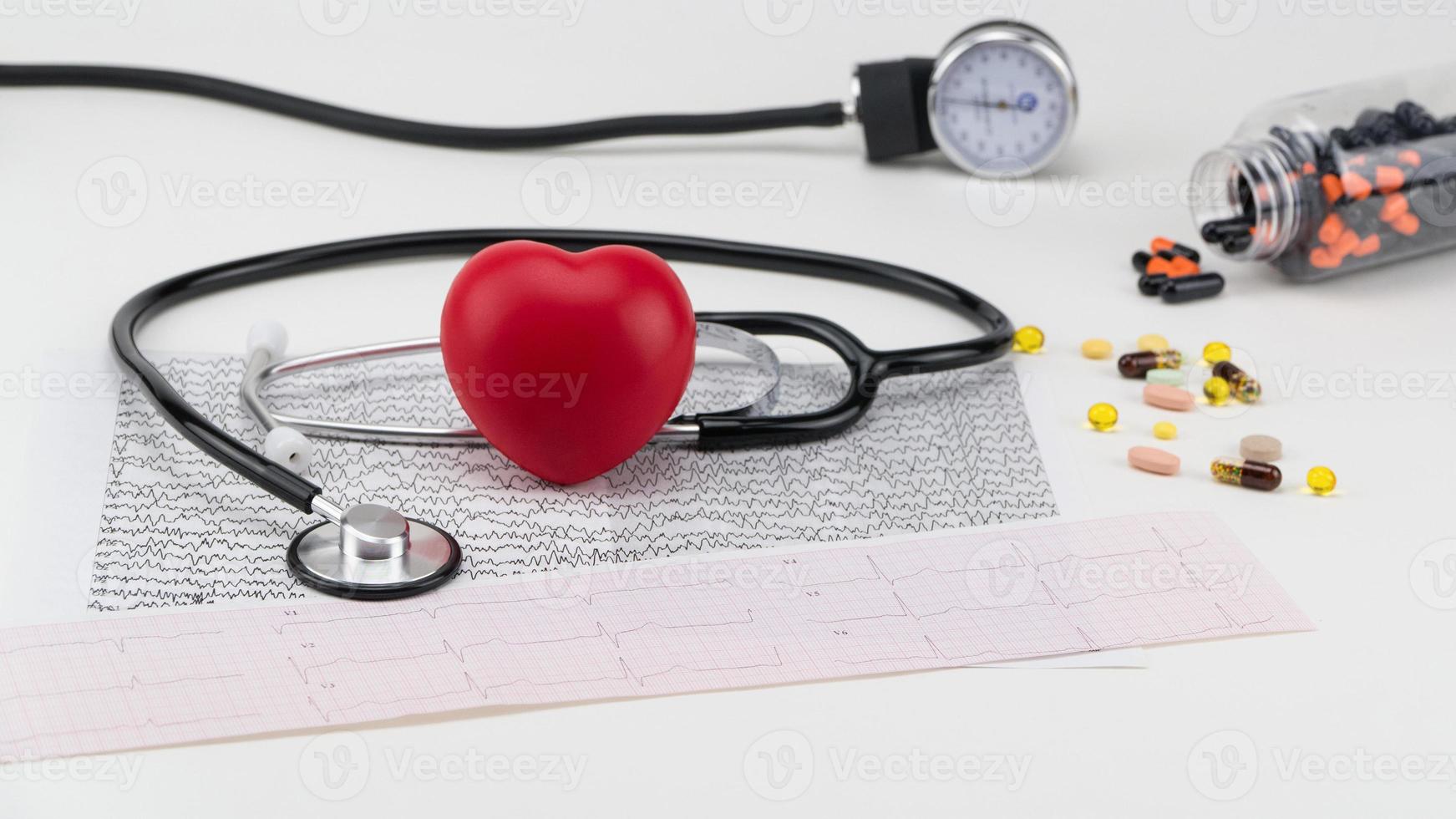 stethoscoop op cardiogram en speelgoedhart. begrip gezondheidszorg. cardiologie - zorg voor het hart foto
