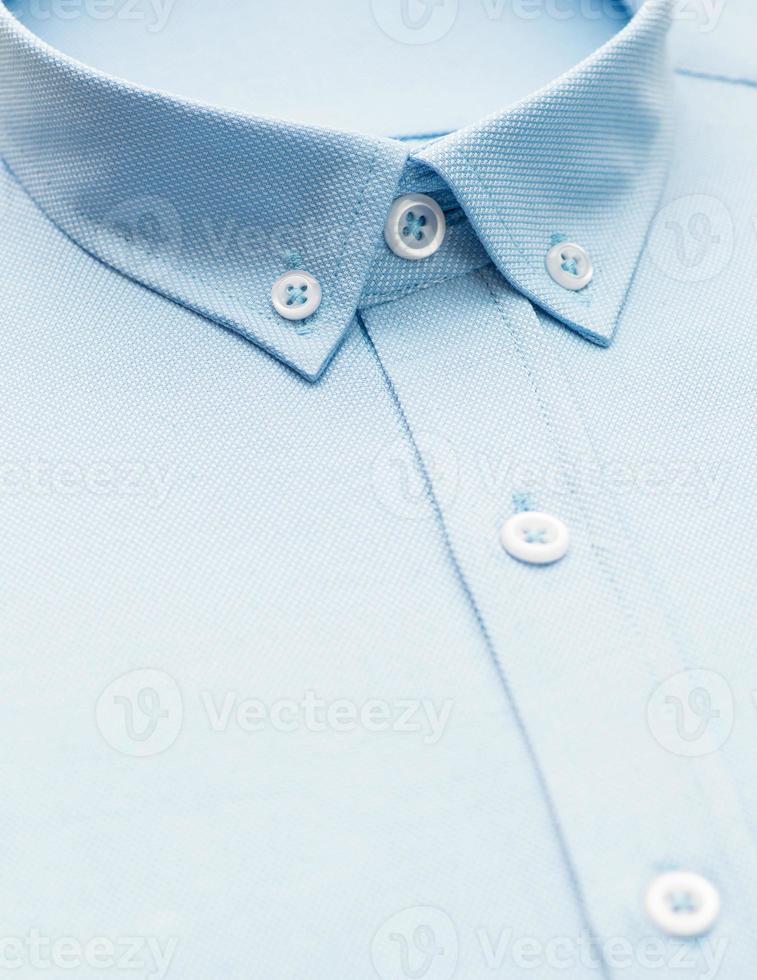 katoenen overhemd met een focus op de kraag en knoop, close-up foto