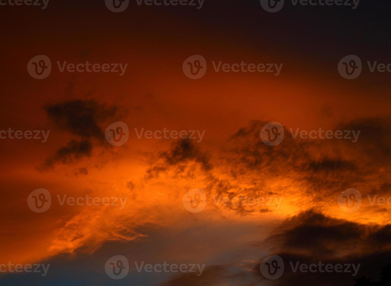 prachtige zonsondergang hemel met wolken. abstracte hemel. foto