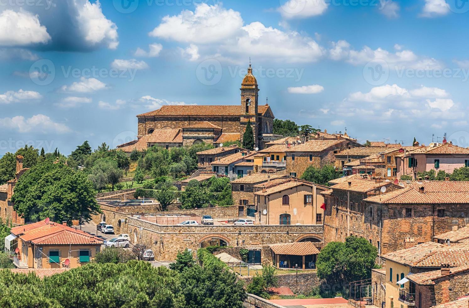 uitzicht over de stad montalcino, siena, toscane, italië foto