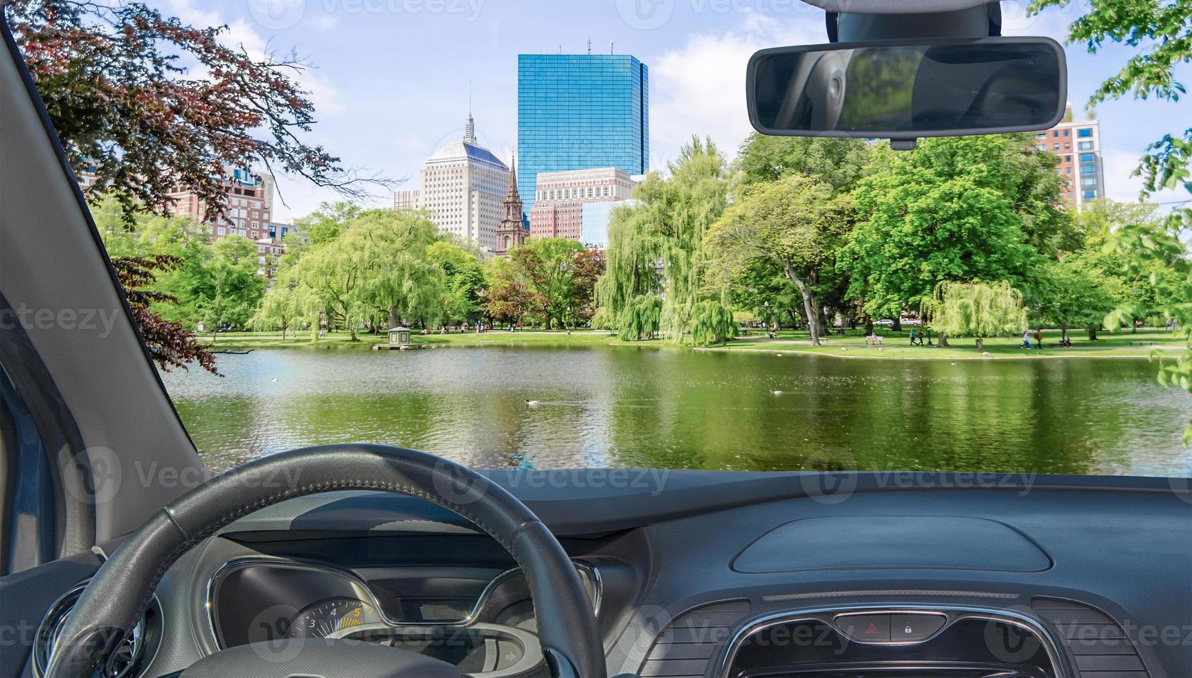 auto voorruit met uitzicht op de openbare tuin van boston, usa foto