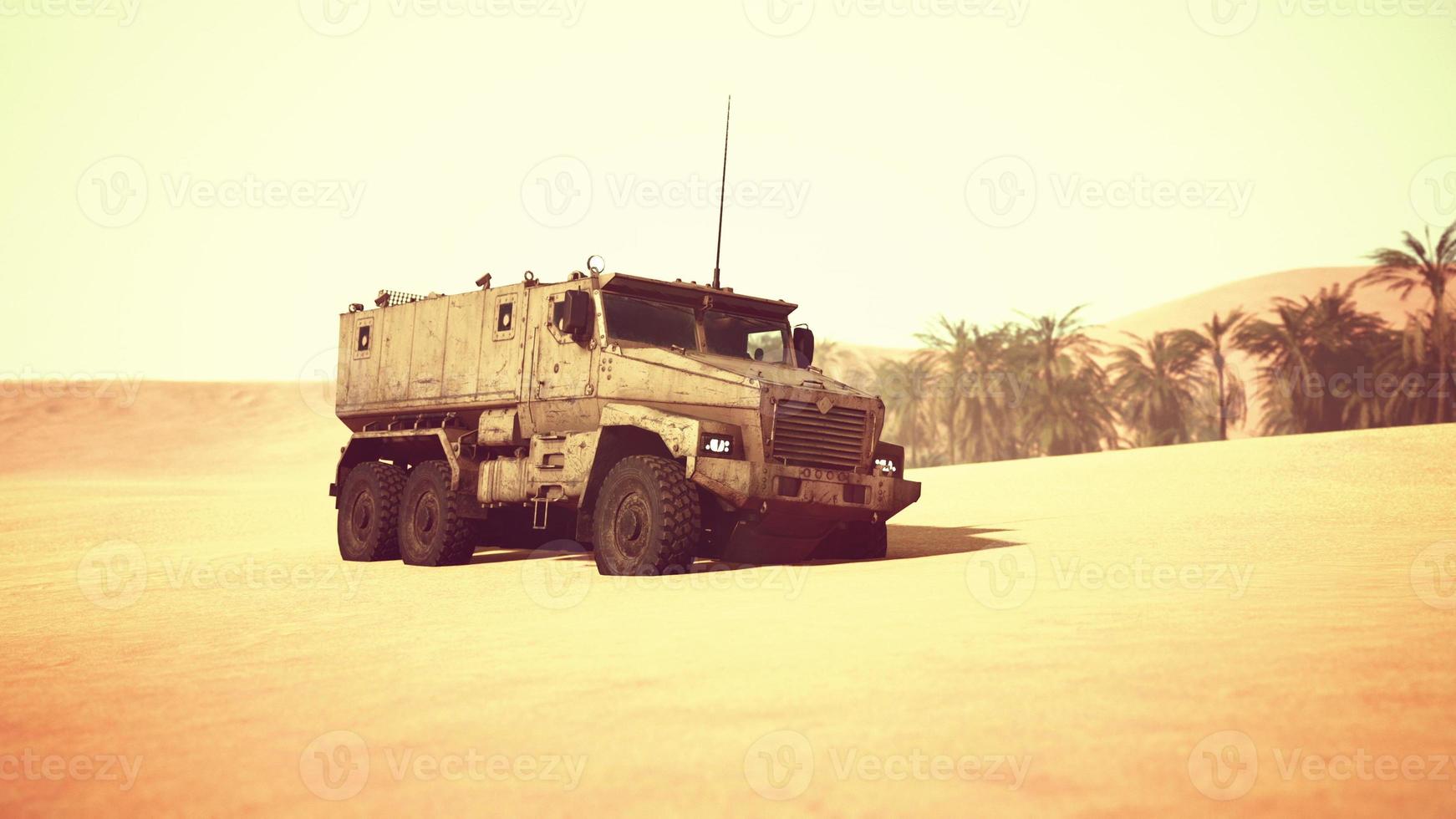 gepantserde militaire vrachtwagen in woestijn foto