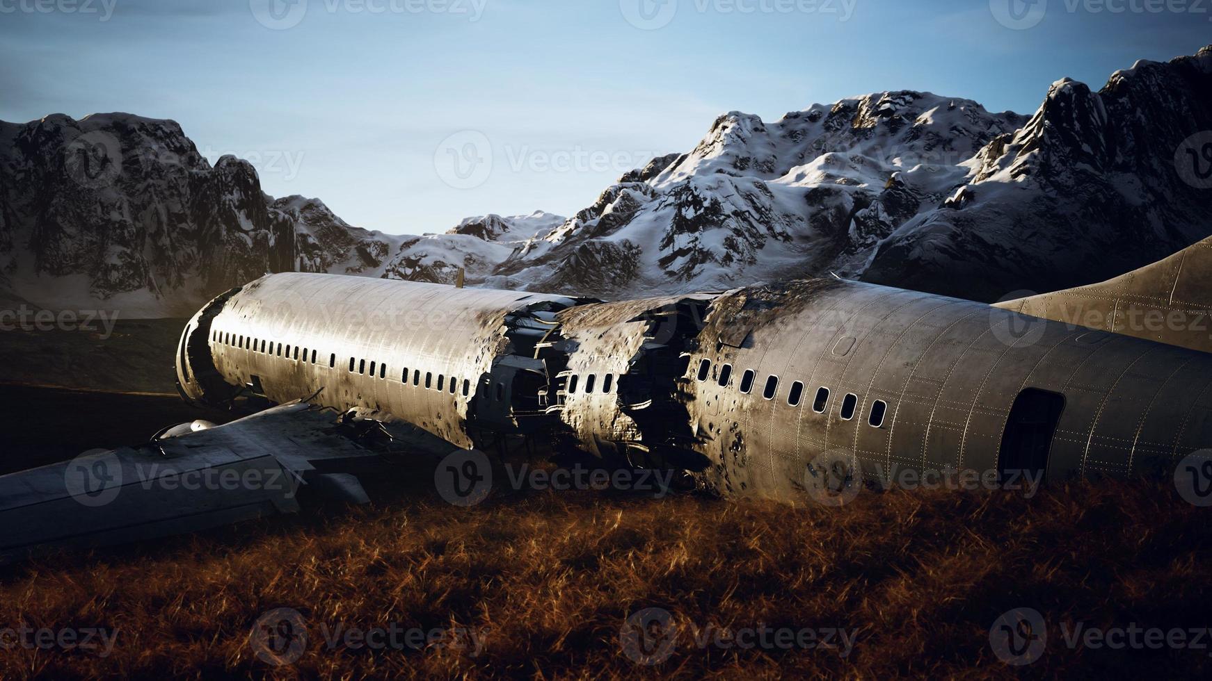 vliegtuig neergestort op een berg foto