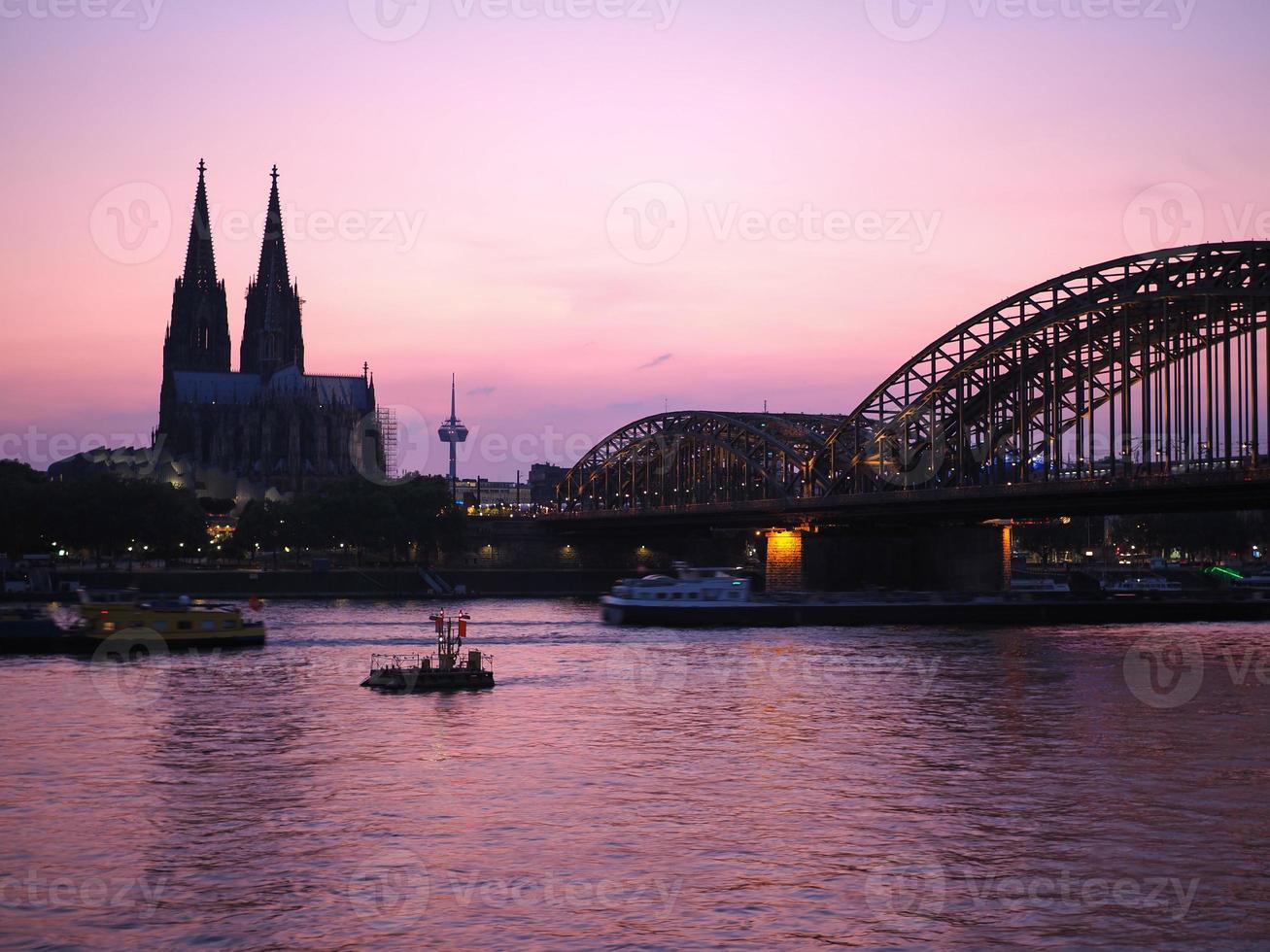 st peter kathedraal en hohenzollern brug over de Rijn in k foto