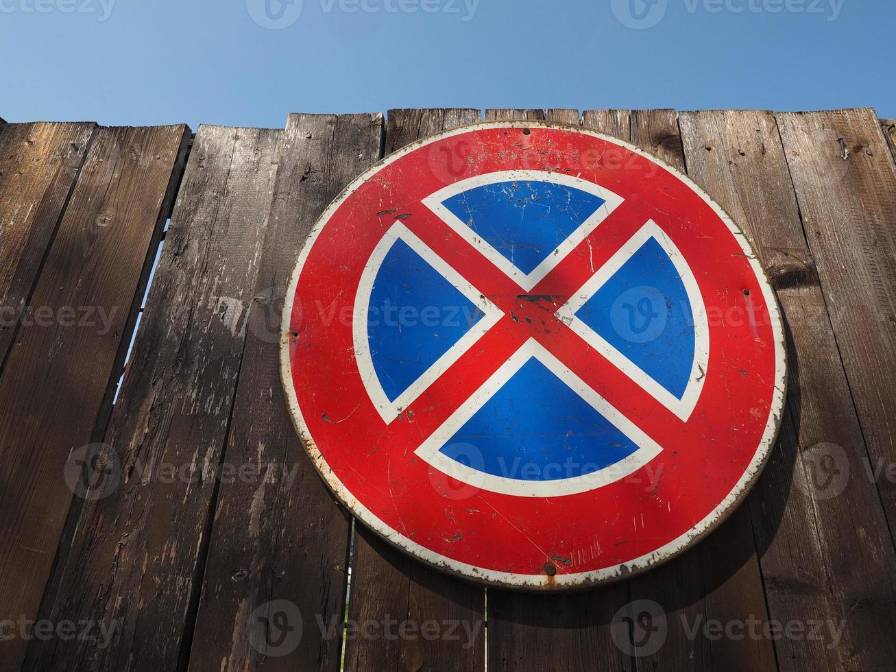 geen parkeerplaats en geen stopbord foto