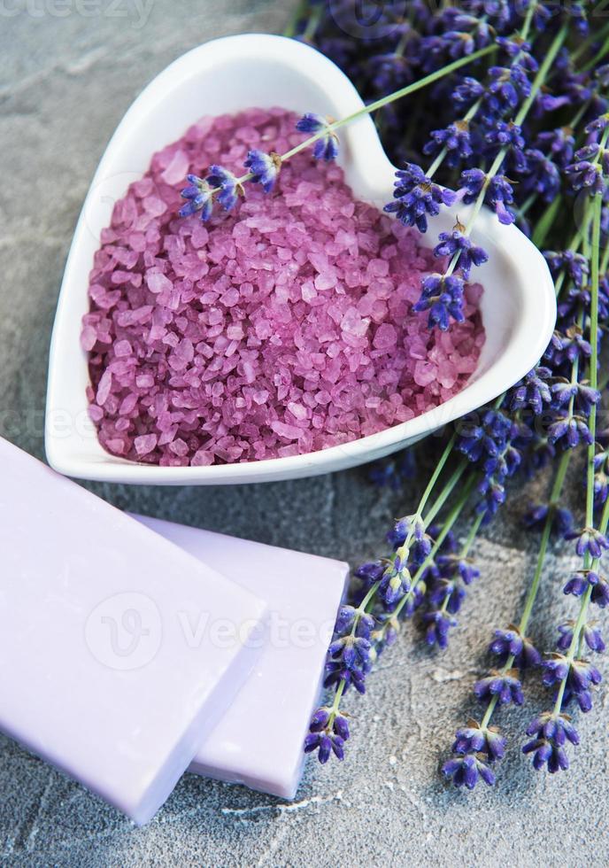 hartvormige kom met zeezout, zeep en verse lavendelbloemen foto