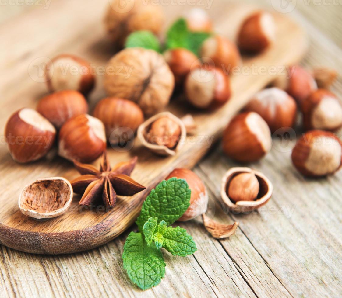 hazelnoten op een oude houten tafel foto