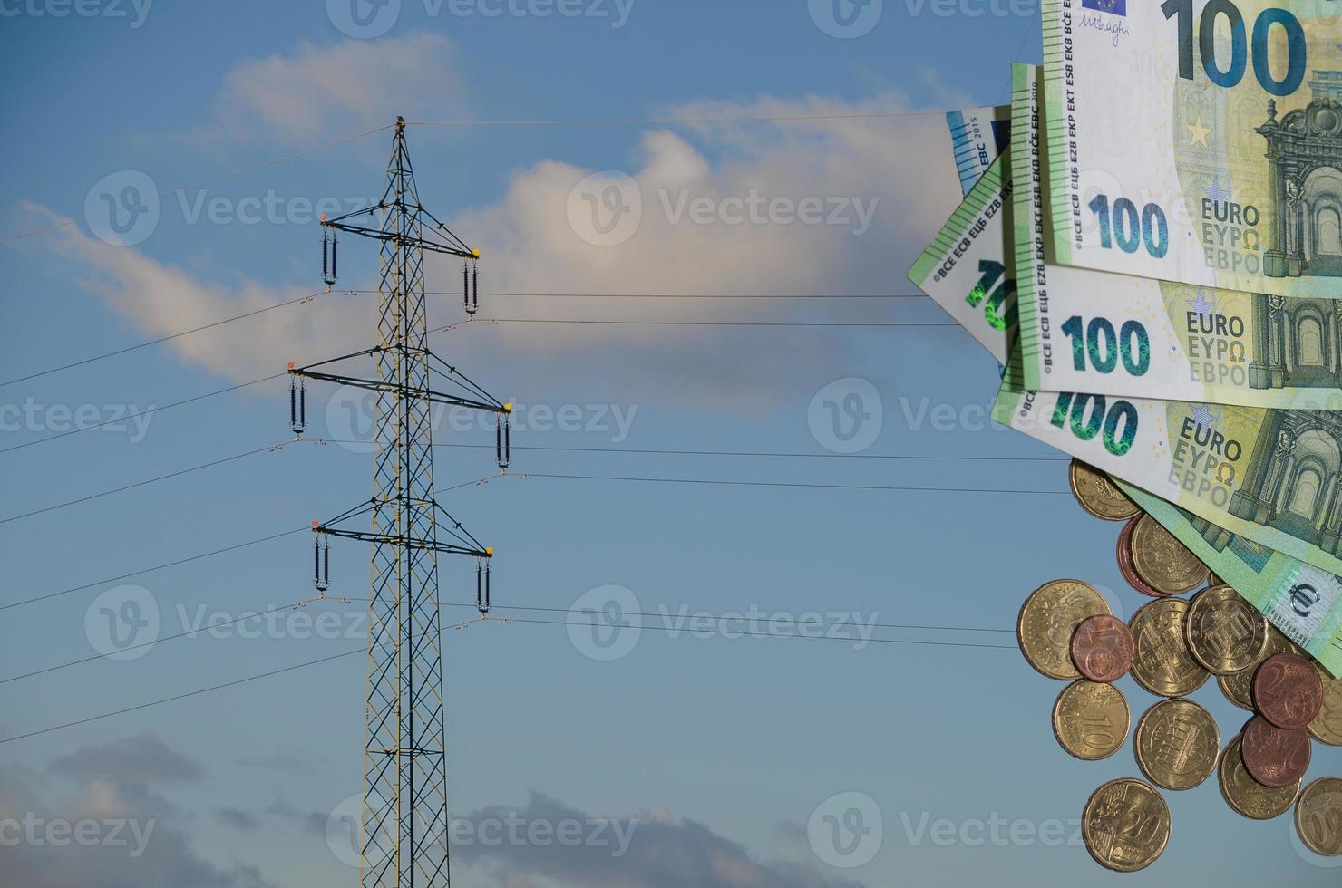 enkele hoogspanningsmast met veel eurobiljetten en munten met betrekking tot prijsstijgingen van elektriciteit foto