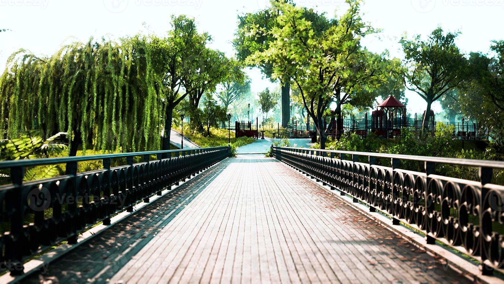 leeg gesloten park als preventie van coronavirus covid-19 ziekte foto