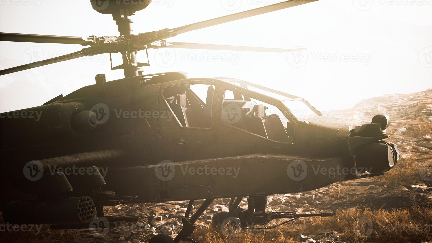 militaire helikopter in de bergen in oorlog foto