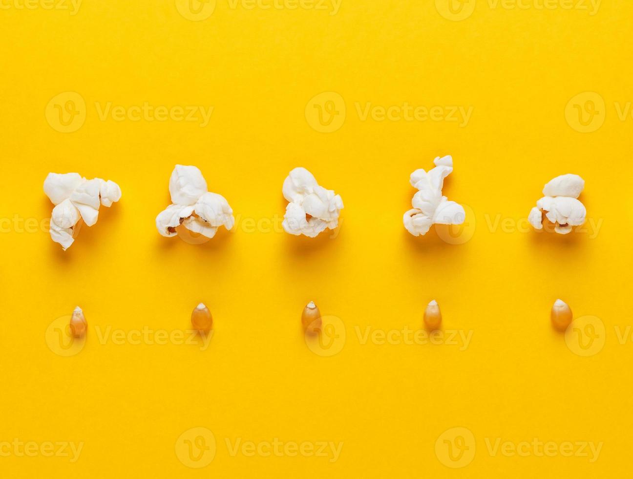 maïskorrels en popcorn. foto