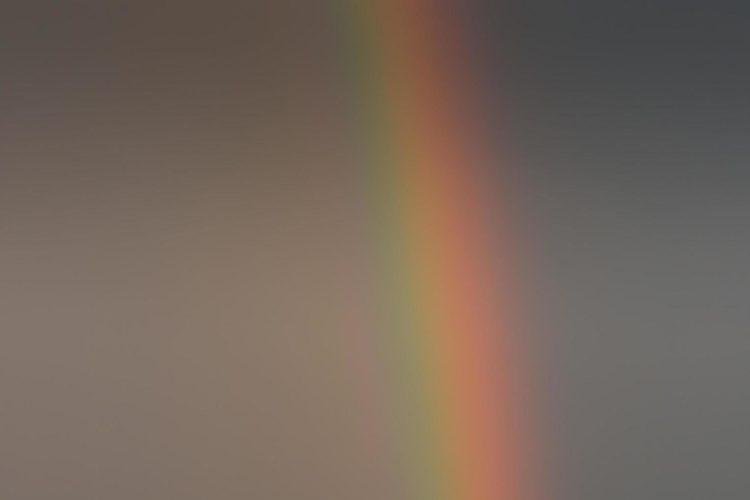 prachtige kleuren van een regenboog aan de hemel foto