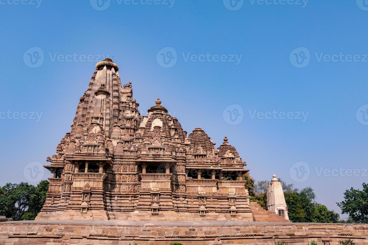 prachtige oude Indiase tempelarchitectuur gelegen in Khajraho, met prachtig snijwerk op een rots door oude sculpturen foto