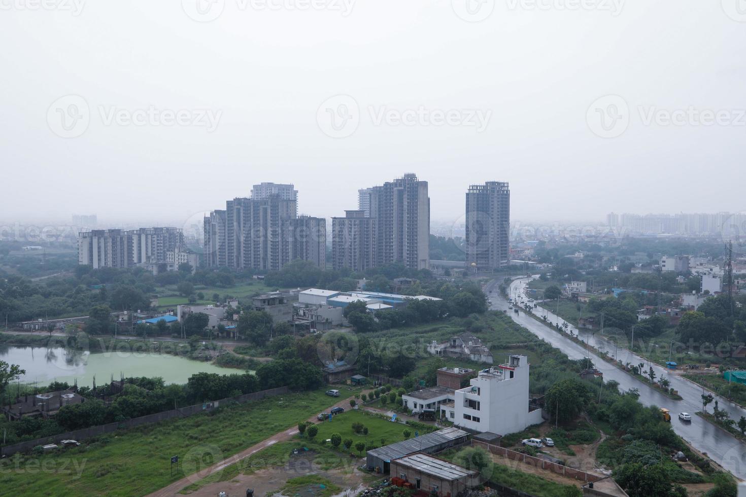 Luchtfoto landschapsmening van Dwarka Expressway, uitzicht op een nieuw gebouwde stad. foto
