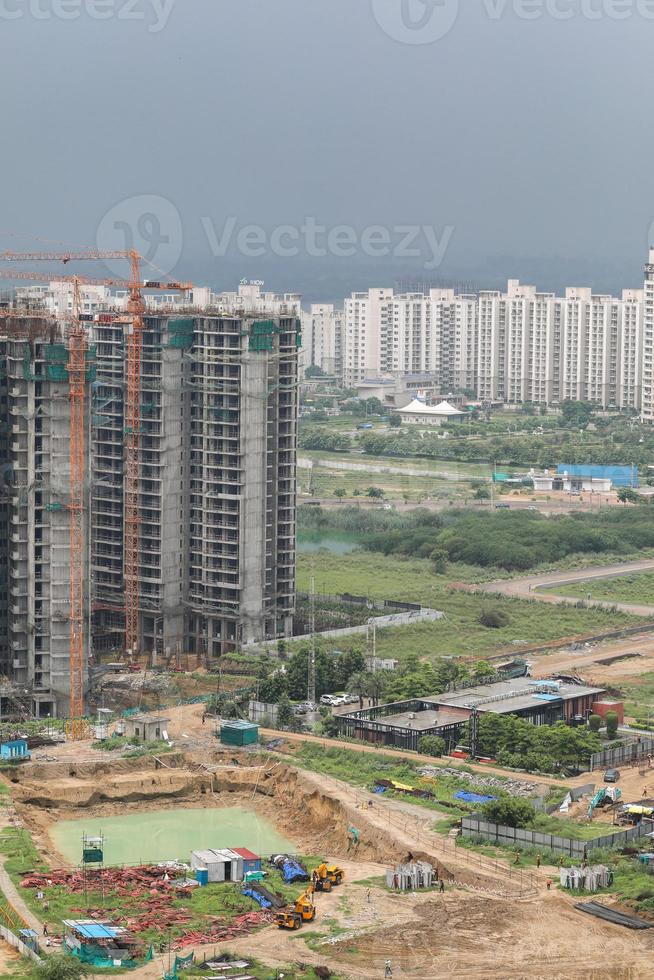luchtfoto drone beeld van een bouwplaats. zwaar materieel egaliseert het land, verplaatst en egaliseert rode kleigrond. foto