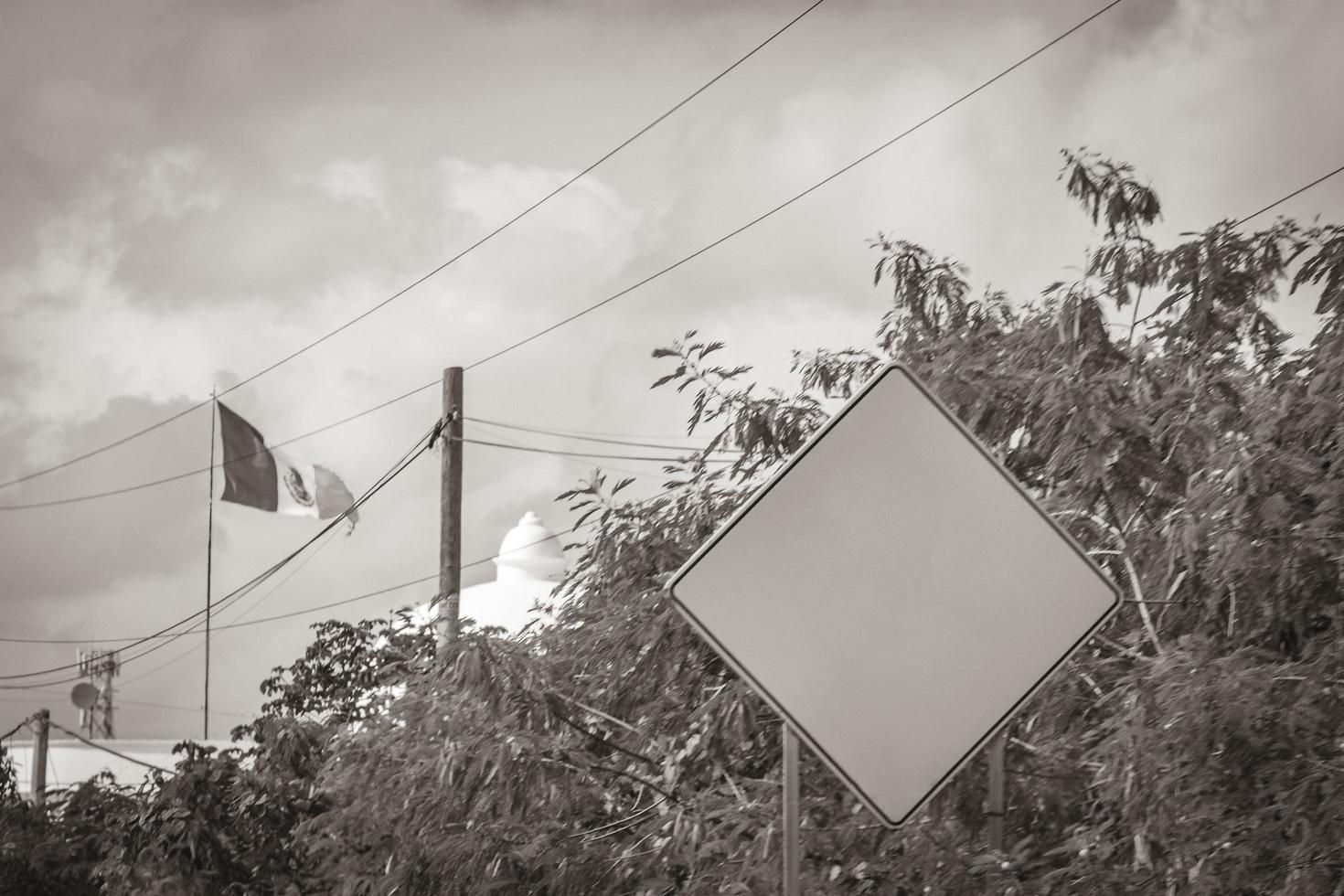 verkeersbord op snelweg snelweg in playa del carmen mexico. foto