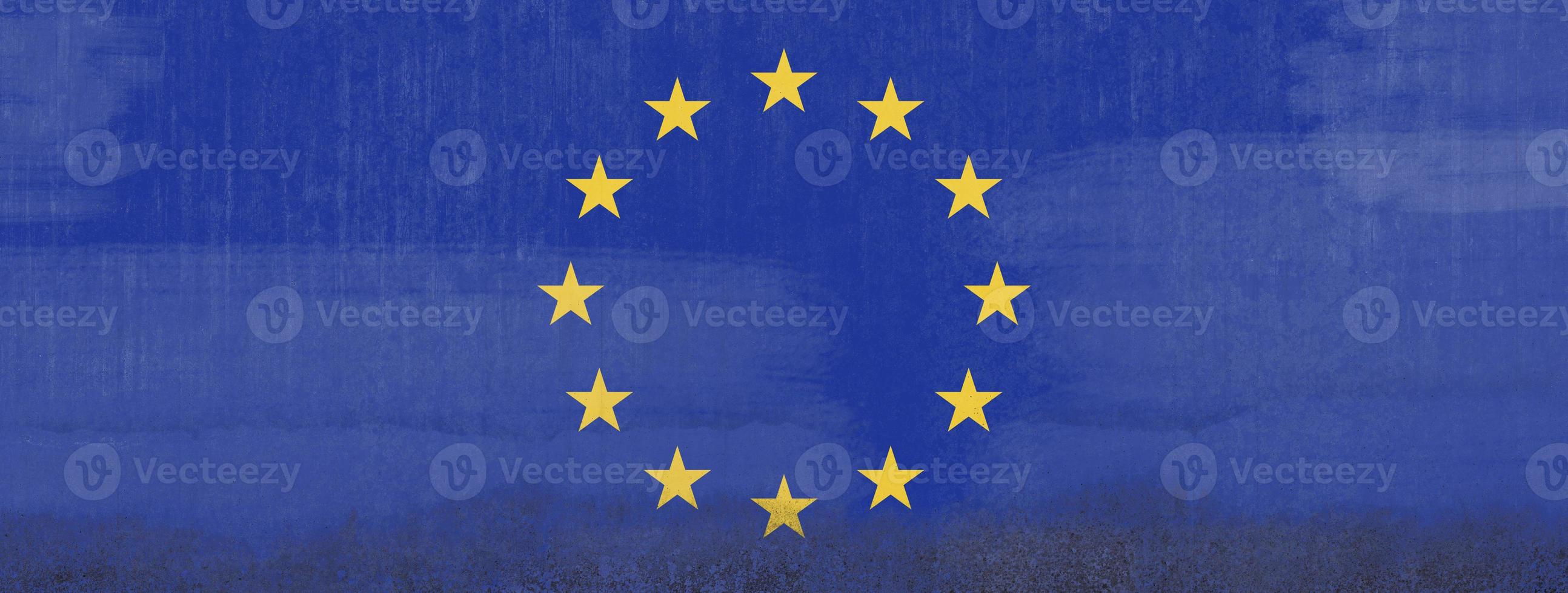 europa vlag op een betonnen muur foto