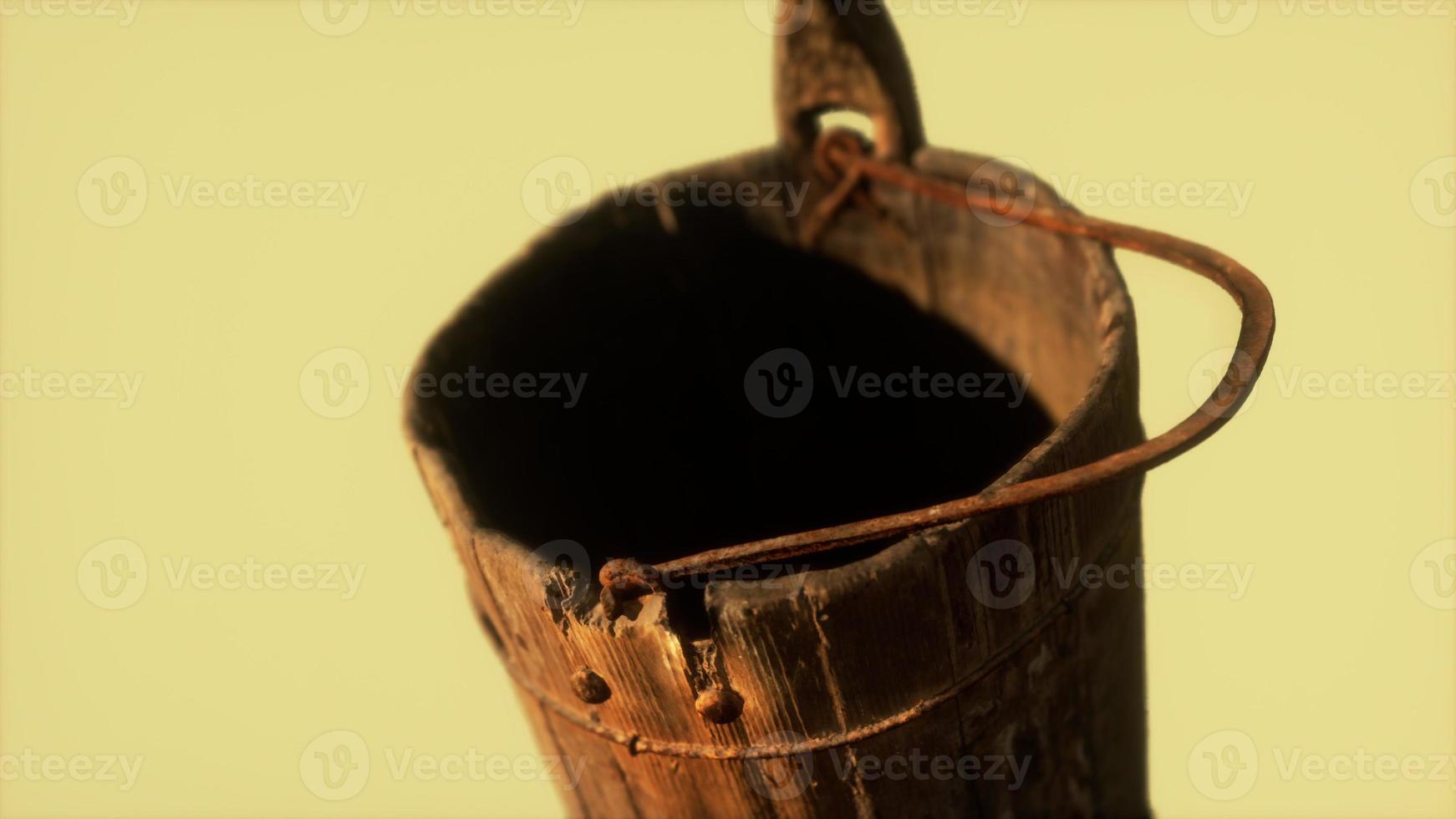 oude gebruikte verroeste houten emmer foto