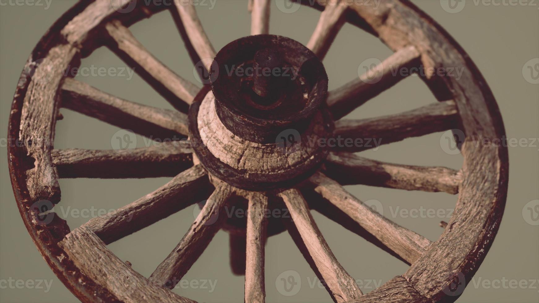 handgemaakte rustieke vintage houten wiel gebruikt in middeleeuwse wagens foto