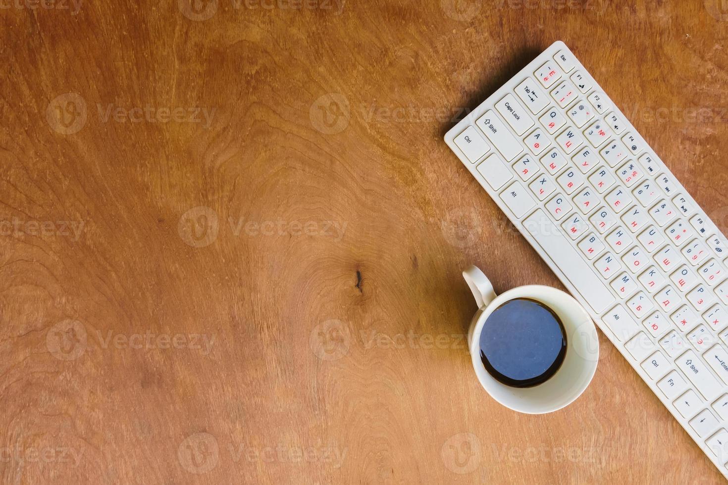 bureau tafel met computer, benodigdheden en koffiekopje foto