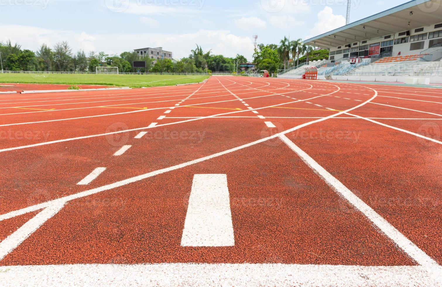 atletiekbaan met wit nummer foto