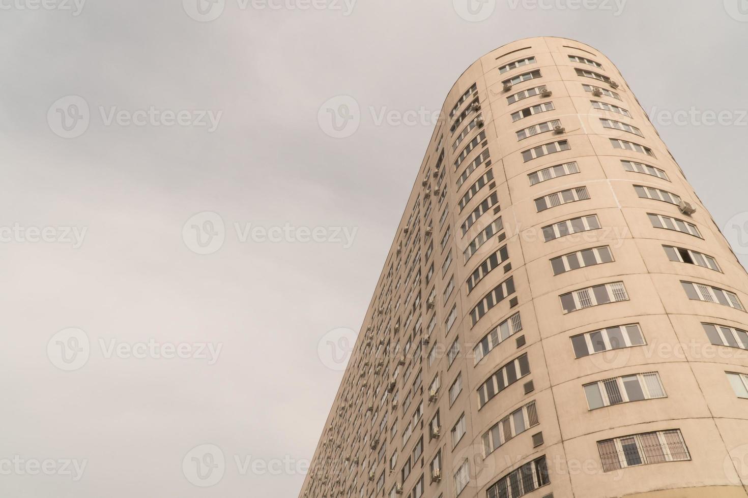 wooncomplex met meerdere verdiepingen tegen de hemel. stedelijke architectuur foto