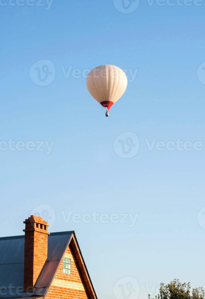 vlucht in een heteluchtballon in de blauwe lucht. foto