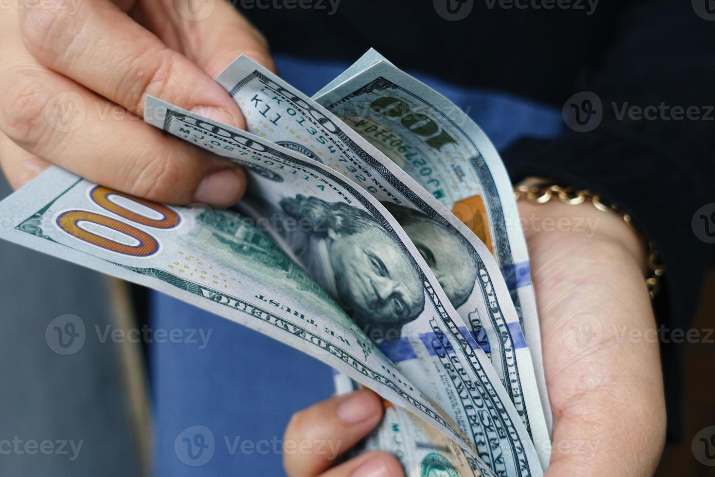 close-up vrouwelijke handen geld tellen Amerikaanse dollars foto
