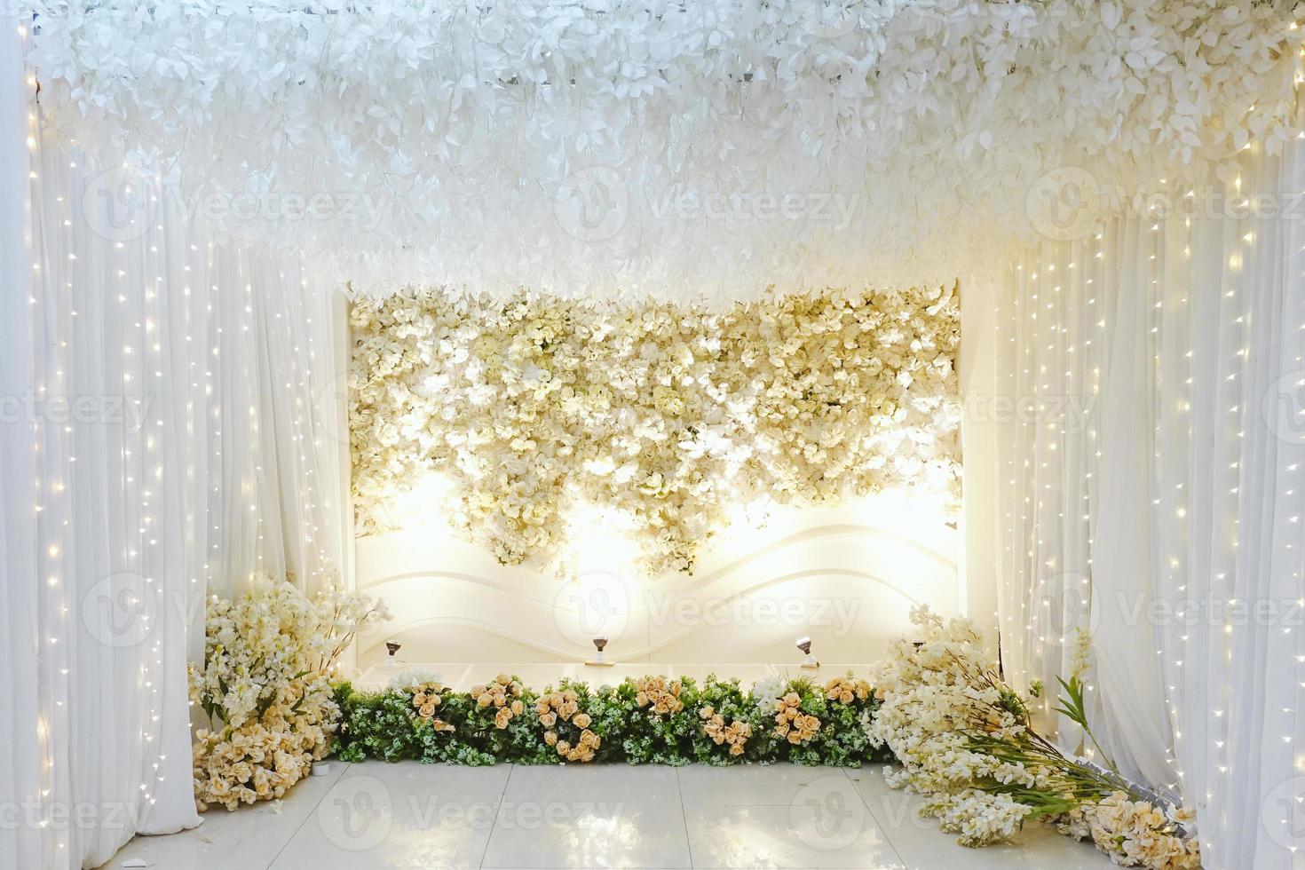 bruiloft opgezet. luxe wit thema met bloemen, gordijn en verlichting foto
