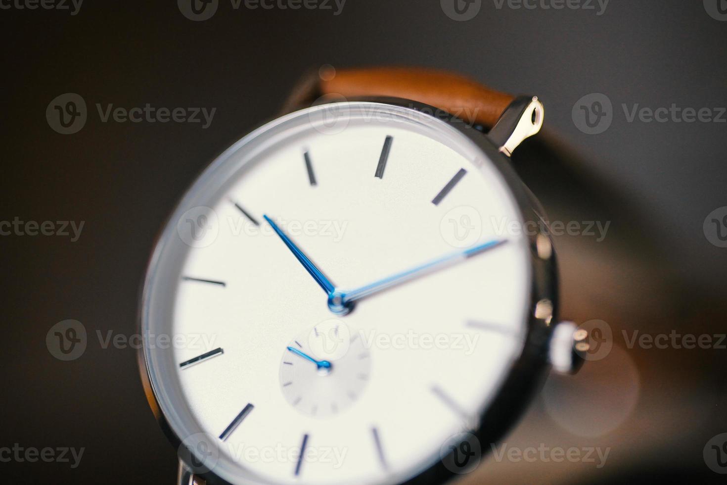 close-up van horloge met bruine band foto