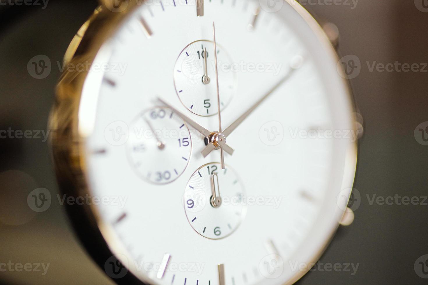 details van gouden horloge met chronometer: foto