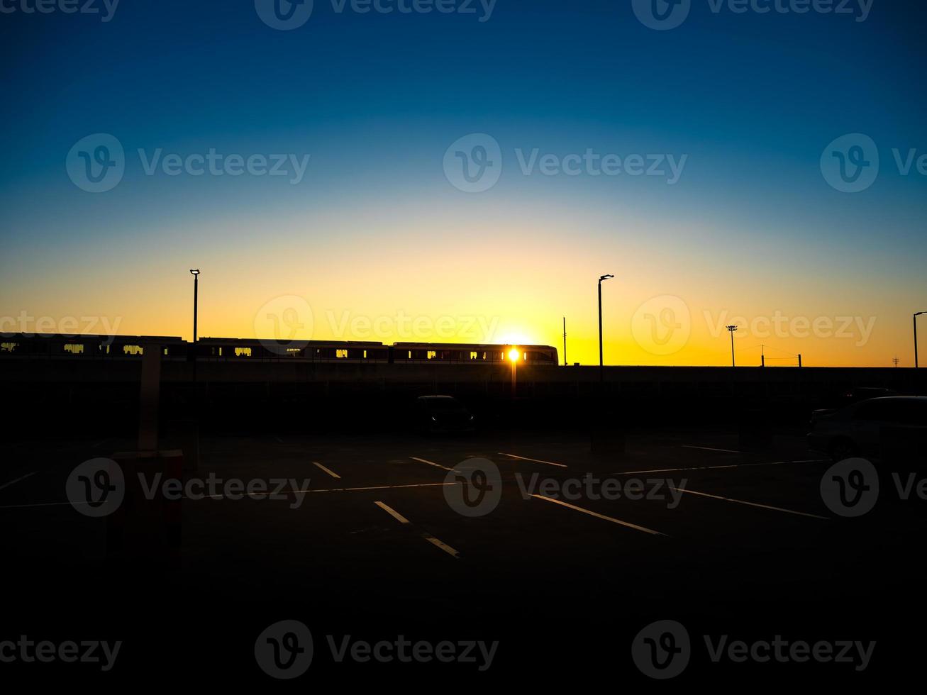 silhouet van sky train inkomend of uitgaand in de prachtige zonsondergang. foto