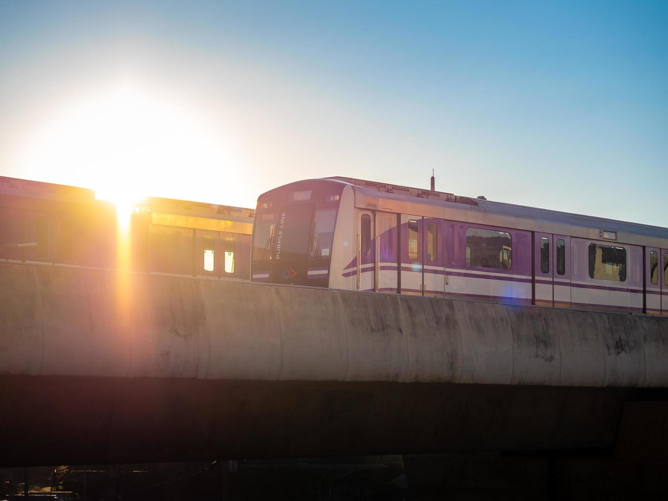 mrt paarse lijn sky train in de avond in bang yai, nonthaburi thailand. foto