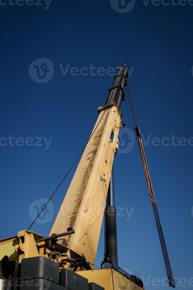 vrachtwagenkraan over de lucht foto