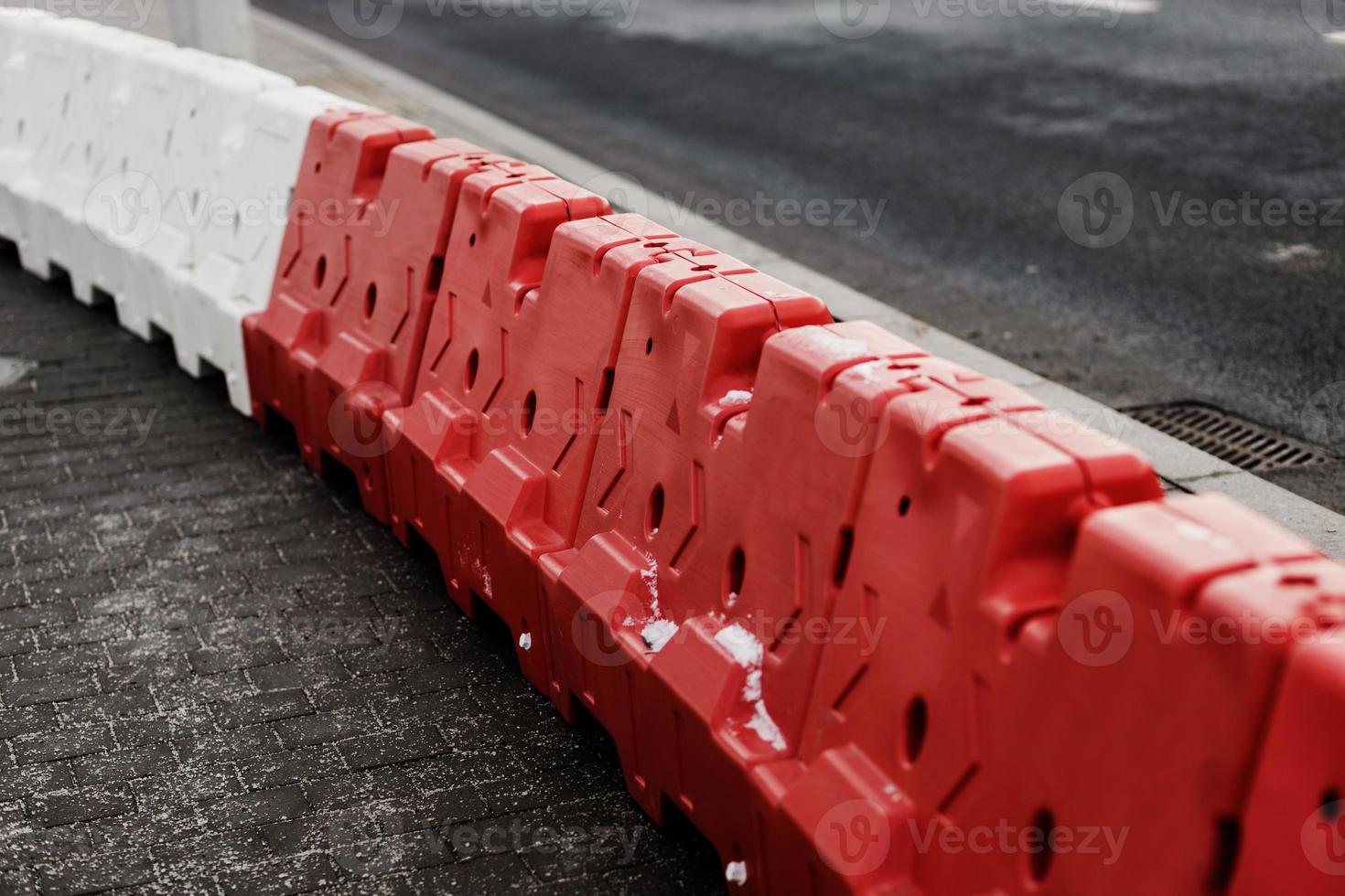 plastic barrières die de weg blokkeren. foto