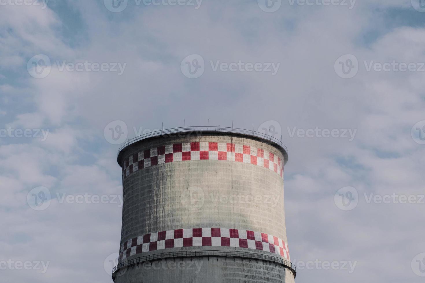 thermische centrales op hemelachtergrond foto