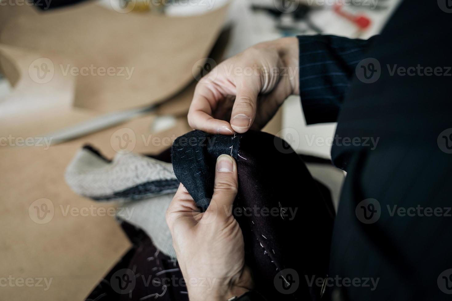 kleermaker op naaien met naald foto
