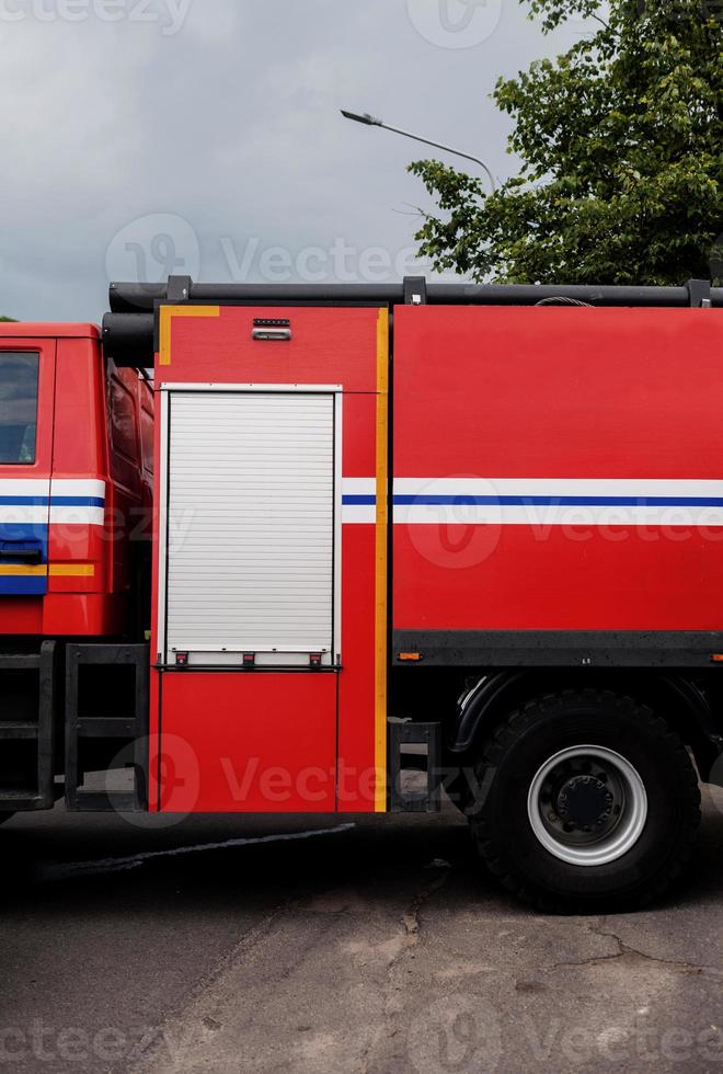 brandweerwagen op de weg. foto