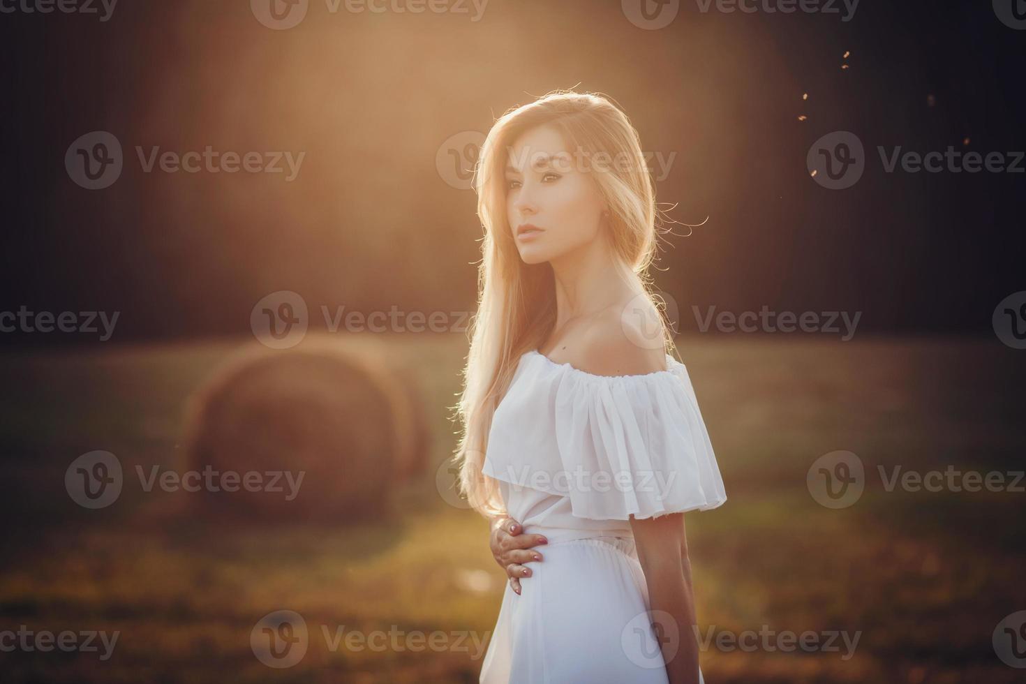 leuke vrouw in het veld foto