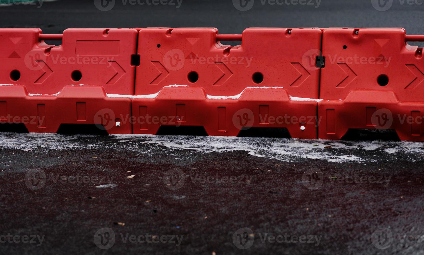 rode op zwaar werk berekende plastic barrière foto