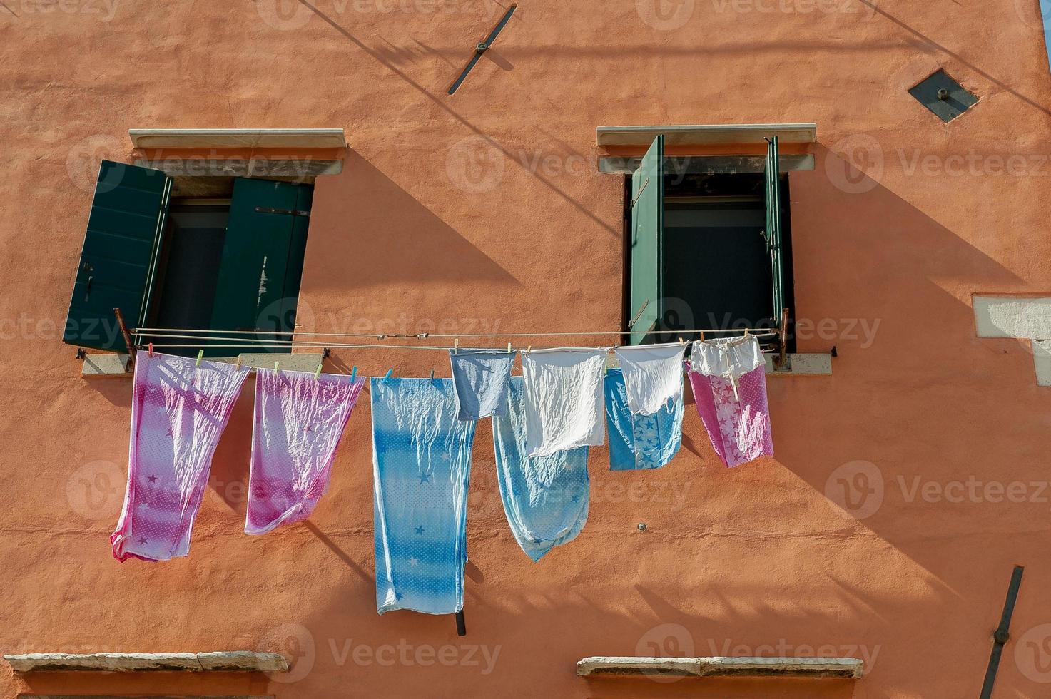 kleren lagen droog in Venetiaanse calle foto