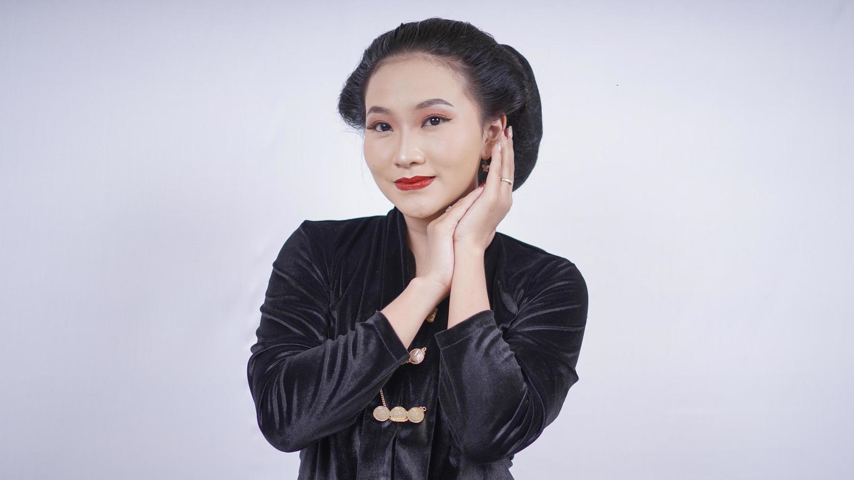 Aziatische vrouw in zwarte kebaya lachend gezicht geïsoleerd op een witte achtergrond foto