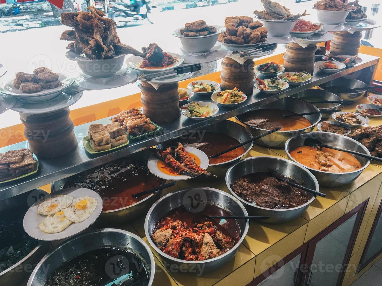 variatie gerecht van nasi padang of padang rijst curry een van de meest bekende maaltijden die geassocieerd worden met indonesië. foto